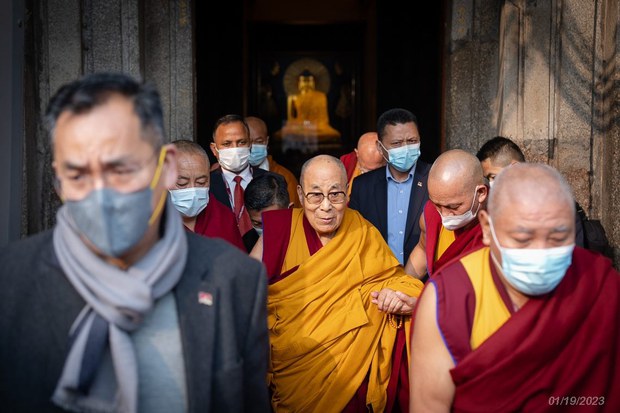 ༧གོང་ས་མཆོག་རྡོ་རྗེ་གདན་དུ་རྒྱལ་སྤྱིའི་དགེ་འདུན་པའི་ལྷན་ཚོགས་ཀྱི་ཚོགས་མགོན་དུ་དབུ་བཞུགས་མཛད་གཏན་འཁེལ་འདུག