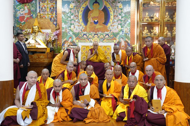 ༸གོང་ས་༸སྐྱབས་མགོན་ཆེན་པོ་མཆོག་ལྷ་ས་ནས་ཆིབས་ཐོན་མཛད་སྐབས་མགོན་པོ་ཕྱག་དྲུག་ལ་ཐུགས་སྨོན་མཛད་ཡོད་པ་ལྟར། མ་འོངས་པར་མགོན་པོའི་ཞལ་མཇལ་ཡོང་བའི་རེ་བ་ཡོད་པ་བཀའ་གནང་འདུག