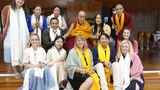 ༸གོང་ས་མཆོག་གིས། ཨ་རི་མི་ནི་སོ་ཌ་སློབ་ཆེན་ནས་བཞུགས་སྒར་དུ་ཕེབས་པའི་སློབ་མ་ཁག་ཅིག་ལ་མཇལ་ཁ་སྩལ་བ།