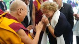 ཨི་སི་རལ་ནས་ཡིན་པའི་དད་ལྡན་པ་ཁག་ཅིག་གིས་༸གོང་ས་༸སྐྱབས་མགོན་ཆེན་པོ་མཆོག་གི་མཇལ་ཁ་ཞུས་ཏེ་དབུས་ཤར་ཨེ་ཤེ་ཡའི་གནས་སྟངས་བཟང་དུ་འགྲོ་རྒྱུར་ཐུགས་སྨོན་ཡོང་བའི་གསོལ་འདེབས་ཞུས་འདུག