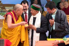 བཞུགས་སྒར་དུ་༧གོང་ས་མཆོག་གི་༧སྐུའི་གྱ་སྟོན་སྲུང་བརྩི་གནང་བཞིན་པ། ༢༠༡༥།༦།༢༢