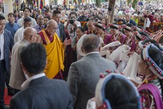 བཞུགས་སྒར་དུ་༧གོང་ས་མཆོག་གི་༧སྐུའི་གྱ་སྟོན་སྲུང་བརྩི་གནང་བཞིན་པ། ༢༠༡༥།༦།༢༡