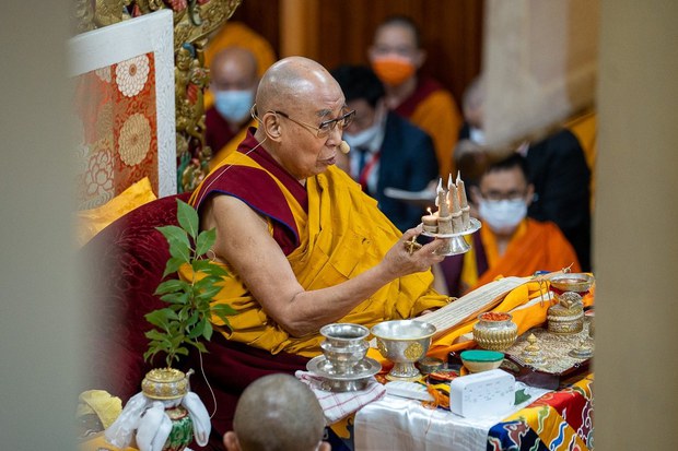 ཆོས་ཞུ་བ་ཚོས་བྱང་ཆུབ་ཀྱི་སེམས་དང་སྟོང་ཉིད་ཀྱི་ལྟ་བ་ཉམས་ལེན་གྱི་མཐིལ་དུ་འཛིན་དགོས་པ། ༧གོང་ས་མཆོག་གིས་ལམ་སྟོན་སྐུལ་མ་གནང་ཡོད་པ།