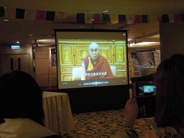 ༧གོང་ས་མཆོག་གིས་བརྙན་འཕྲིན་བརྒྱུད་གློག་བརྙན་དུས་སྟོན་ལ་བཀའ་སློབ་སྩལ་བཞིན་པ། ༢༠༡༤།༩།༢༧ ༧གོང་ས་མཆོག་གིས་བརྙན་འཕྲིན་བརྒྱུད་གློག་བརྙན་དུས་སྟོན་ལ་བཀའ་སློབ་སྩལ་བཞིན་པ། ༢༠༡༤།༩།༢༧