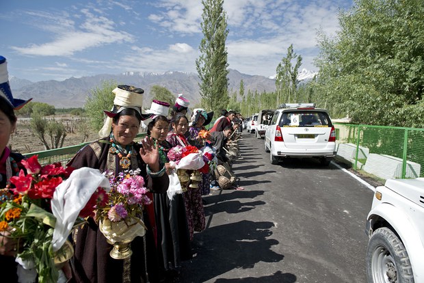 ལ་དྭགས་མི་མང་གིས་༧གོང་ས་མཆོག་ལ་ཕེབས་བསུ། ༢༠༡༤།༦།༡༧