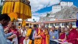༧གོང་ས་མཆོག་གིས་ལ་དྭགས་ཀྱི་ཕར་ཕྱིན་དབྱར་ཆོས་ཆེན་མོ་དབུ་འབྱེད་གནང་སྐབས། ༢༠༡༥།༧།༢༩