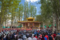 ༧གོང་ས་མཆོག་གིས་ལ་དྭགས་ཀྱི་ཕར་ཕྱིན་དབྱར་ཆོས་ཆེན་མོ་དབུ་འབྱེད་གནང་སྐབས། ༢༠༡༥།༧།༢༩