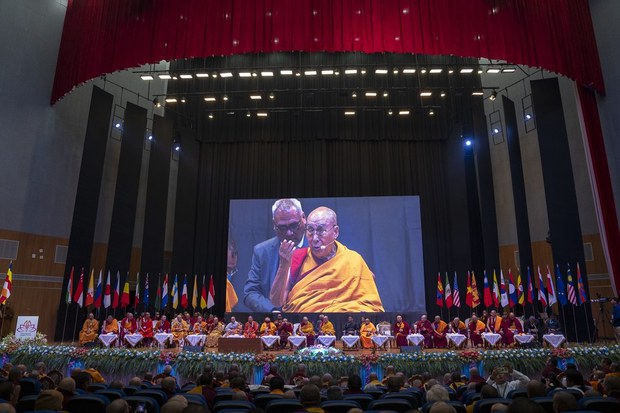 ༸གོང་ས་མཆོག་གིས་རྒྱལ་སྤྱིའི་དགེ་འདུན་པའི་གླེང་སྟེགས་དབུ་འབྱེད་མཛད་པ།
