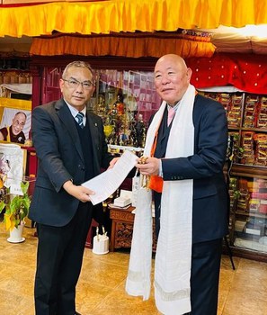 Rev-Mizutani-Eikan-handing-over-the-statement-to-Representative-Dr.-Arya.jpg