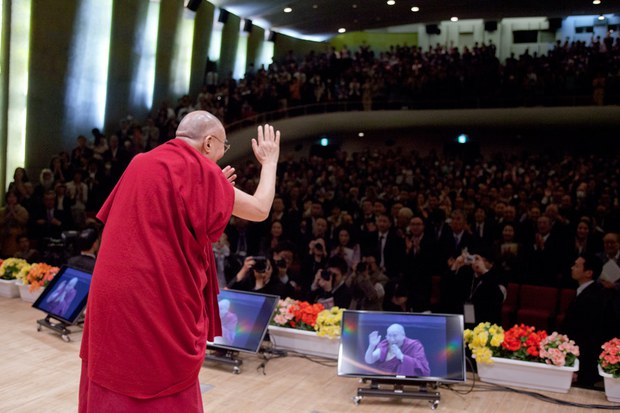 ༧གོང་ས་མཆོག་གིས་ཉི་ཧོང་དུ་ཁོར་ཡུག་སྐོར་ལ་བཀའ་སློབ་གནང་སྐབས། ༢༠༡༥།༤།༦