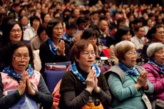 ༧གོང་ས་མཆོག་གིས་ཉི་ཧོང་གི་བུད་མེད་གཙུག་ལག་སློབ་ཆེན་ནང་ཆོས་འབྲེལ་སྐབས། ༢༠༡༥།༤།༡༣