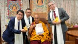 ༧གོང་ས་མཆོག་གིས་ཉི་ཧོང་གྲོས་ཚོགས་འཐུས་མིའི་བོད་དོན་རྒྱབ་སྐྱོར་ཚོགས་པའི་སྤྱི་ཁྱབ་དྲུང་ཆེ་ལ་མཇལ་ཁ་སྩལ་འདུག