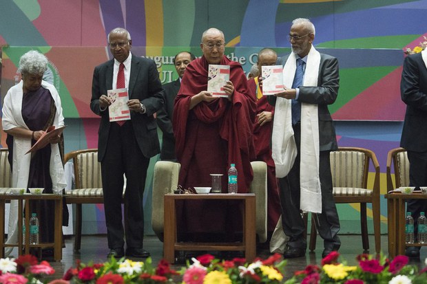 ༧གོང་ས་མཆོག་གིས་རྒྱ་གར་གྱི་གྲོང་ཁྱེར་མུམ་བྷེའི་ནང་ཆོས་ལུགས་དང་མ་འབྲེལ་བའི་བླང་དོར་གྱི་སློབ་གཞི་དབུ་འབྱེད་གནང་སྐབས། ༢༠༡༧།༨།༡༤ ༧གོང་ས་མཆོག་གིས་རྒྱ་གར་གྱི་གྲོང་ཁྱེར་མུམ་བྷེའི་ནང་ཆོས་ལུགས་དང་མ་འབྲེལ་བའི་བླང་དོར་གྱི་སློབ་གཞི་དབུ་འབྱེད་གནང་སྐབས། ༢༠༡༧།༨།༡༤