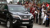 ༧གོང་ས་མཆོག་བཞུགས་སྒར་ནས་ལ་དྭགས་སུ་ཆིབས་ཐོན་གནང་པ།