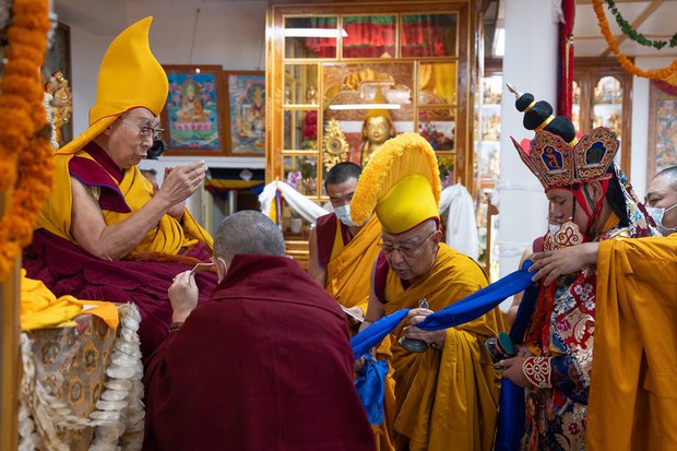 ༸གོང་ས་༸སྐྱབས་མགོན་ཆེན་པོ་མཆོག་གིས་གང་ཉིད་ད་དུང་ཡང་ལོ་མང་༧སྐུ་ཚེ་བརྟན་ཏེ་འཛམ་གླིང་སྤྱི་དང་ལྷག་པར་རྒྱ་ནག་ཏུ་ནང་ཆོས་ལ་དོ་སྣང་ཅན་གྱི་རྒྱ་རིགས་ཚོར་ཕན་ཐོགས་མཛད་ཐུབ་པའི་ཐུགས་རེ་གནང་གི་ཡོད་པ་ཕོ་བྲང་དུ་བརྟན་བཞུགས་བསྟར་འབུལ་སྐབས་བཀའ་སྩལ་འདུག