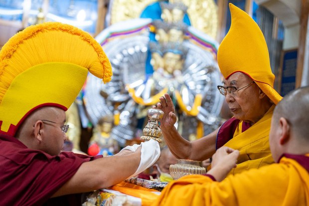 ༸གོང་ས་མཆོག་གིས་༸སྐུའི་འཕྲོད་བཞེས་ཧ་ཅང་ཡག་པོ་ཡོད་པ་དང་། འབྱུང་འགྱུར་ཀྱང་མི་ལོ་བཅོ་ལྔ་ཉི་ཤུའི་རིང་བཞུགས་རྒྱུའི་ཞལ་བཞེས་བཀའ་དྲིན་བསྐྱངས་པ།