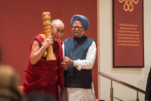རྒྱ་གར་གྱི་གནད་ཡོད་མི་སྣ་ཚོས་༧གོང་ས་མཆོག་ལ་གྱ་སྟོན་བཤམས་སྐབས། ༢༠༡༦།༡།༤