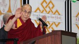 ༧གོང་ས་མཆོག་གིས་ཨ་མི་རི་ཀའི་གཙུག་ལག་སློབ་གྲྭ་ཆེན་མོར་མང་ཚོགས་ལ་གསུངས་བཤད་གནང་བཞིན་པ། ༢༠༡༦།༦།༡༣