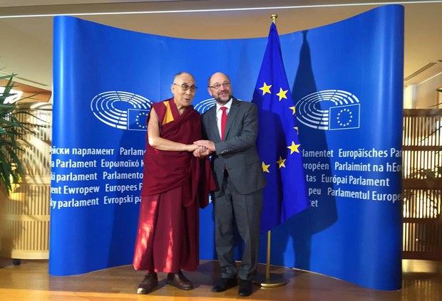 ༧གོང་ས་སྐྱབས་མགོན་ཆེན་པོ་མཆོག་ཡོ་རོབ་གྲོས་ཚོགས་ཀྱི་ཚོགས་གཙོ་Martin Schulz་དང་མཇལ་འཕྲད་སྐབས། ༢༠༡༦།༩།༡༥ ༧གོང་ས་སྐྱབས་མགོན་ཆེན་པོ་མཆོག་ཡོ་རོབ་གྲོས་ཚོགས་ཀྱི་ཚོགས་གཙོ་Martin Schulz་དང་མཇལ་འཕྲད་སྐབས། ༢༠༡༦།༩།༡༥