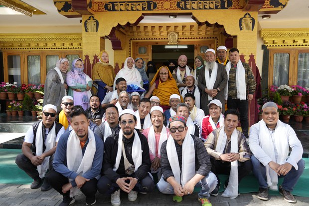 ༸གོང་ས་མཆོག་གིས། ལྷ་ས་ཁ་ཆེ་ཚོས་མི་རིགས་ཀྱི་ལ་རྒྱ་དང་ཞེན་ཁོག་སེམས་ལ་བཅངས་ནས་ཡོད་པ་དེར་དགའ་ཚོར་ཡོད་ཅེས་བཀའ་སྩལ་བ། ༸གོང་ས་མཆོག་གིས། ལྷ་ས་ཁ་ཆེ་ཚོས་མི་རིགས་ཀྱི་ལ་རྒྱ་དང་ཞེན་ཁོག་སེམས་ལ་བཅངས་ནས་ཡོད་པ་དེར་དགའ་ཚོར་ཡོད་ཅེས་བཀའ་སྩལ་བ།