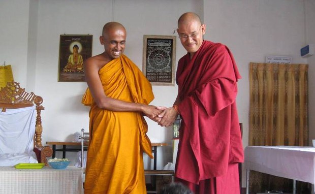 དགའ་ལྡན་ཤར་རྩེ་གྲྭ་ཚང་གི་མཁན་ཟུར་སི་རི་ལངྐའི་ (Sri Lanka)ཕེབས་སྐབས། ༢༠༡༥ དགའ་ལྡན་ཤར་རྩེ་གྲྭ་ཚང་གི་མཁན་ཟུར་སི་རི་ལངྐའི་ (Sri Lanka)ཕེབས་སྐབས། ༢༠༡༥