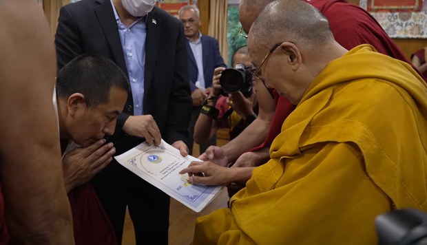 ༸གོང་ས་མཆོག་གིས། དབུ་མའི་ལམ་གྱི་སྲིད་བྱུས་ནི་བོད་ཀྱི་ཆོས་དང་རིག་གཞུང་མི་ཉམས་རྒྱུན་འཛིན་ཐད་དམིགས་བསལ་འབྲེལ་བ་ཡོད་པ་བཀའ་གནང་འདུག ༸གོང་ས་མཆོག་གིས། དབུ་མའི་ལམ་གྱི་སྲིད་བྱུས་ནི་བོད་ཀྱི་ཆོས་དང་རིག་གཞུང་མི་ཉམས་རྒྱུན་འཛིན་ཐད་དམིགས་བསལ་འབྲེལ་བ་ཡོད་པ་བཀའ་གནང་འདུག