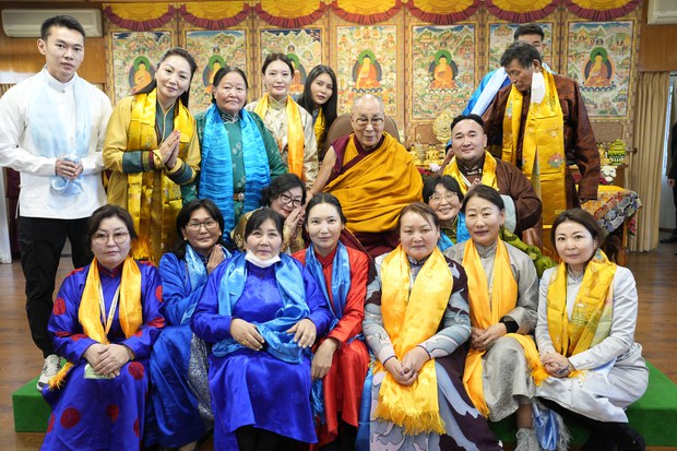 ༧གོང་ས་མཆོག་གིས་བོད་སོག་གཉིས་ཀྱི་ཐུན་མོང་མ་ཡིན་པའི་འབྲེལ་ལམ་མུ་མཐུད་དུ་རྒྱུན་འཛིན་དགོས་པ་བཀའ་བསྩལ་འདུག