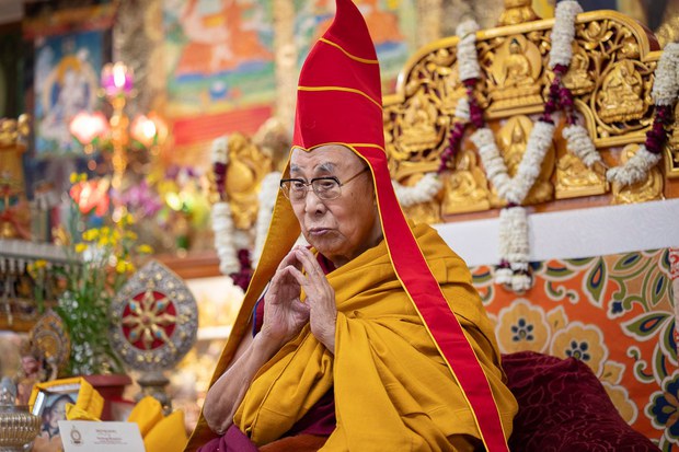 གནས་ཆུང་སྒྲ་དབྱངས་གླིང་གྲྭ་ཚང་གིས་སྤྱི་ནོར་༸གོང་ས་༸སྐྱབས་མགོན་ཆེན་པོ་མཆོག་ལ་བརྟན་བཞུགས་བསྟར་འབུལ་དང་འབྲེལ། མགོན་པོ་མཆོག་སྐུ་ཚེ་ཡུན་རིང་བརྟན་རྒྱུའི་ཞལ་བཞེས་བསྐྱར་ནན་མཛད་འདུག