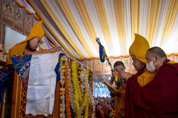 ༸གོང་ས་མཆོག་ནས་ཕྱི་ལོ་གསར་ཚེས་ཀྱི་འཚམས་འདྲི་དང་སྦྲགས། འབྱུང་འགྱུར་འཛམ་གླིང་འདིར་མི་གཅིག་གྱུར་གྱི་འདུ་ཤེས་ཐོག་ནས་ཕན་ཚུན་རོགས་རམ་བྱ་དགོས་པའི་ལམ་སྟོན་བསྩལ་བ།