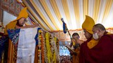 ༸གོང་ས་མཆོག་ནས་ཕྱི་ལོ་གསར་ཚེས་ཀྱི་འཚམས་འདྲི་དང་སྦྲགས། འབྱུང་འགྱུར་འཛམ་གླིང་འདིར་མི་གཅིག་གྱུར་གྱི་འདུ་ཤེས་ཐོག་ནས་ཕན་ཚུན་རོགས་རམ་བྱ་དགོས་པའི་ལམ་སྟོན་བསྩལ་བ།