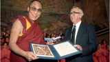 དྲ་ལམ་བརྒྱུད་༧གོང་ས་མཆོག་གིས་ནོ་བེལ་ཞི་བདེའི་གཟེངས་རྟགས་འབུལ་བཞེས་ཀྱི་དུས་དྲན་སྲུང་བརྩི་ཞུ་འཆཪ།