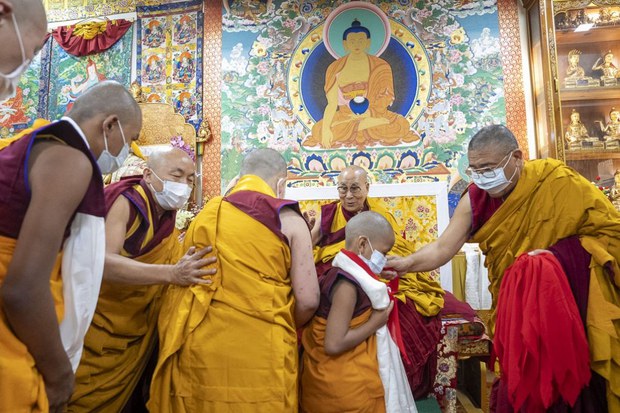 ༧གོང་ས་མཆོག་གིས་དགེ་ཚུལ་ཕོ་མོ་༧༠བརྒལ་བར་དགེ་ཚུལ་གྱི་སྡོམ་པ་སྩལ་ཏེ། སངས་རྒྱས་ཀྱི་བསྟན་པ་འཛིན་སྐྱོང་གནང་དགོས་པའི་བཀའ་ཕེབས་ཡོད་པ། ༧གོང་ས་མཆོག་གིས་དགེ་ཚུལ་ཕོ་མོ་༧༠བརྒལ་བར་དགེ་ཚུལ་གྱི་སྡོམ་པ་སྩལ་ཏེ། སངས་རྒྱས་ཀྱི་བསྟན་པ་འཛིན་སྐྱོང་གནང་དགོས་པའི་བཀའ་ཕེབས་ཡོད་པ།