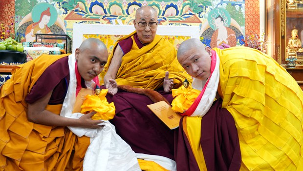 ༸གོང་ས་༸སྐྱབས་མགོན་ཆེན་པོ་མཆོག་གི་བསྒྲུབ་བྱ་ ༥༡ ལ་དགེ་སློང་གི་སྡོམ་པ་སྩལ་བ་དང་སྦྲགས། རྗེས་འཇུག་སློབ་མ་རྣམས་ནས་སྡོམ་ཁྲིམས་ཚུལ་བཞིན་སྲུང་དགོས་པའི་བཀའ་ཕེབས་འདུག