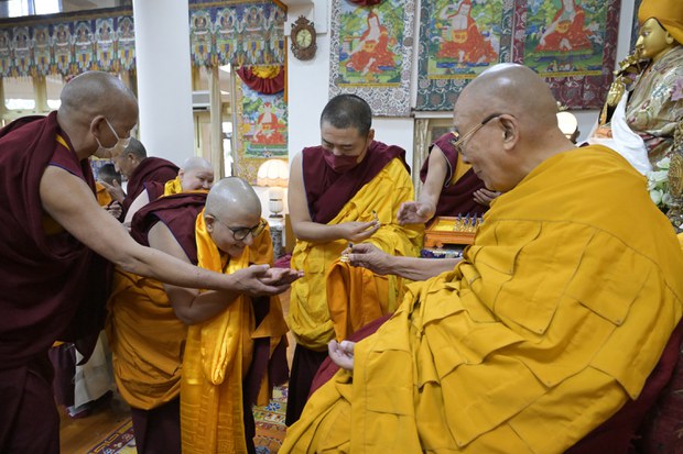 ༸གོང་ས་མཆོག་གིས་འཛམ་གླིང་རྒྱལ་ཁབ་འདྲ་མིན་གྱི་ཕོ་མོ་རྒན་གཞོན་ ༧༢ ལ་དགེ་ཚུལ་གྱི་སྡོམ་པ་བསྩལ་བ། ༸གོང་ས་མཆོག་གིས་འཛམ་གླིང་རྒྱལ་ཁབ་འདྲ་མིན་གྱི་ཕོ་མོ་རྒན་གཞོན་ ༧༢ ལ་དགེ་ཚུལ་གྱི་སྡོམ་པ་བསྩལ་བ།