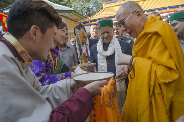 ༧གོང་ས་མཆོག་དང་ཧི་མ་ཅལ་མངའ་སྡེའི་བློན་ཆེན་རྣམ་གཉིས་ཕོ་བྲང་མདུན། ༢༠༡༥།༦།༢༢