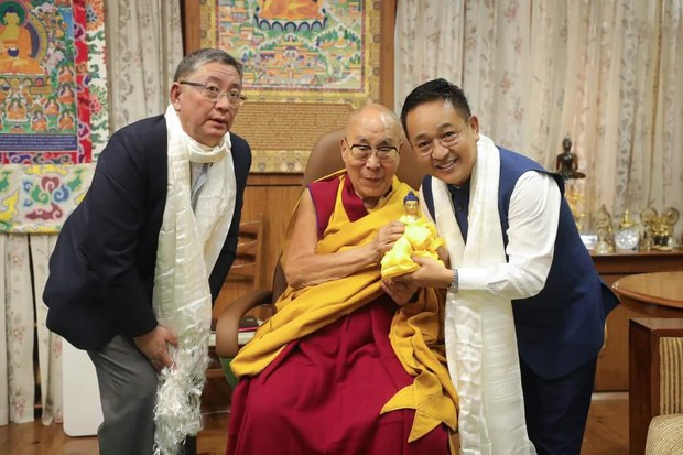 ༸གོང་ས་མཆོག་གིས་འབྲས་ལྗོངས་མངའ་སྡེའི་སྤྱི་ཁྱབ་བློན་ཆེན་དང་མཇལ་མོལ་གྱིས་མགོན་པོ་གང་ཉིད་མཆོག་འབྲས་ལྗོངས་ནང་ཆིབས་བསྒྱུར་གནང་རྒྱུའི་ཞལ་བཞེས་གནང་བ། ༸གོང་ས་མཆོག་གིས་འབྲས་ལྗོངས་མངའ་སྡེའི་སྤྱི་ཁྱབ་བློན་ཆེན་དང་མཇལ་མོལ་གྱིས་མགོན་པོ་གང་ཉིད་མཆོག་འབྲས་ལྗོངས་ནང་ཆིབས་བསྒྱུར་གནང་རྒྱུའི་ཞལ་བཞེས་གནང་བ།