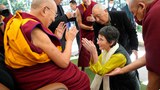 ༸གོང་ས་༸སྐྱབས་མགོན་ཆེན་པོ་མཆོག་གིས་རྣམ་གྲྭ་ཟུར་པ་མཚོན་པའི་ཕྱི་ནང་གི་དད་ལྡན་པ་གསུམ་བརྒྱ་ལྷག་ལ་མཇལ་ཁ་སྩལ་འདུག