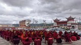 རྒྱ་ནག་གཞུང་གིས་མགོ་ལོག་ཁུལ་གྱི་དགོན་སྡེ་ཁག་ཏུ་བོད་བརྒྱུད་ནང་བསྟན་གྱི་བླ་སྤྲུལ་ཡང་སྲིད་དེ་རྒྱ་ནག་གཞུང་གི་ཐག་གཅོད་ལ་ངོས་ལེན་དགོས་པའི་དྲིལ་བསྒྲགས་ཚོགས་འདུ་ཚོགས་བཞིན་ཡོད་འདུག