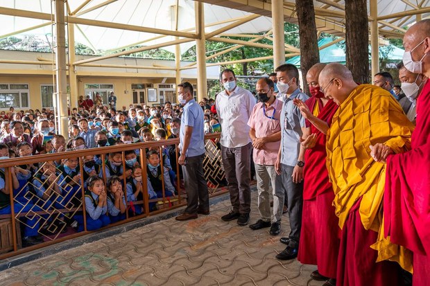 ད་ལོར་སློབ་མ་བཞི་བཅུ་ཞེ་ལྔ་ལ་དགའ་ལྡན་ཕོ་བྲང་གི་སློབ་ཡོན་གནང་གཏན་འཁེལ་འདུག