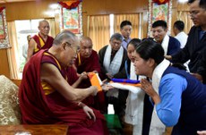 བོད་ཀྱི་དབུ་ཁྲིད་༧གོང་ས་མཆོག་གིས་སྨན་རྩིས་ཁང་གི་མཐར་ཕྱིན་སློབ་མ་མཇལ་བཅར་བ་ཚོར་མཇལ་ཁ་སྩལ་སྐབས། ༢༠༡༩།༧།༡༩
