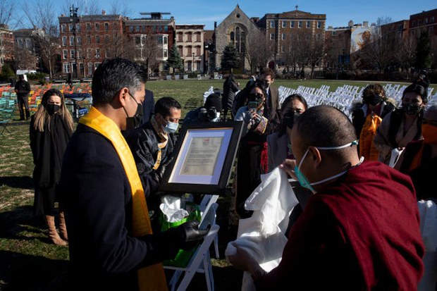 ༧གོང་ས་མཆོག་གིས་ཨ་རིའི་སིན་སི་ན་ཏི་གྲོང་ཁྱེར་གྱི་སྤྱི་ཁྱབ་པ་ཀརྨ་པུརེ་ཝལ་ལགས་སུ་འཚམས་འདྲི་མཛད། ༧གོང་ས་མཆོག་གིས་ཨ་རིའི་སིན་སི་ན་ཏི་གྲོང་ཁྱེར་གྱི་སྤྱི་ཁྱབ་པ་ཀརྨ་པུརེ་ཝལ་ལགས་སུ་འཚམས་འདྲི་མཛད།