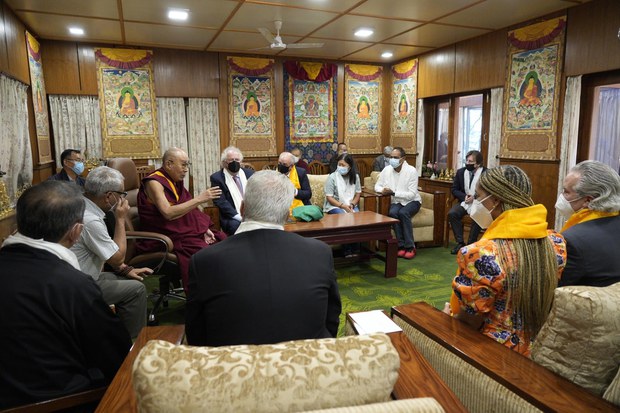 ༧གོང་ས་མཆོག་གིས་བོད་ཀྱི་ཐེབས་རྩའི་འགོ་ལས་སྦྱིན་བདག་དང་ཝིཡེཏ་ནམ་གྱི་དད་ལྡན་པ་ཚོར་མཇལ་ཁ་བསྩལ་འདུག