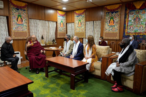 ༧གོང་ས་མཆོག་གིས་འཛམ་གླིང་གི་ཡུལ་ལུང་ཁག་བཅུ་གཉིས་ཀྱི་གཞོན་སྐྱེས་ཞི་བདེའི་ལས་དོན་པ་རྣམས་དང་མཇལ་མོལ་གནང་འདུག ༧གོང་ས་མཆོག་གིས་འཛམ་གླིང་གི་ཡུལ་ལུང་ཁག་བཅུ་གཉིས་ཀྱི་གཞོན་སྐྱེས་ཞི་བདེའི་ལས་དོན་པ་རྣམས་དང་མཇལ་མོལ་གནང་འདུག