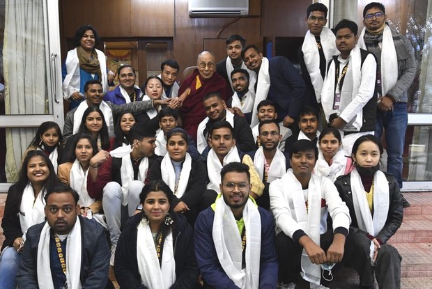 ༧གོང་ས་མཆོག་གིས་གསར་འགོད་རིག་པར་སློབ་གཉེར་གནང་བཞིན་པའི་རྒྱ་གར་གྱི་སློབ་མ་ཁག་ཅིག་ལ་མཇལ་ཁ་བསྩལ་འདུག ༧གོང་ས་མཆོག་གིས་གསར་འགོད་རིག་པར་སློབ་གཉེར་གནང་བཞིན་པའི་རྒྱ་གར་གྱི་སློབ་མ་ཁག་ཅིག་ལ་མཇལ་ཁ་བསྩལ་འདུག