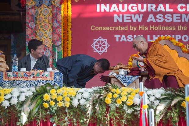 ༧གོང་ས་མཆོག་གིས་བྱེས་ཀྱི་ཆོས་སྡེ་ཆེན་པོ་བཀྲ་ཤིས་ལྷུན་པོར་ཆོས་འབྲེལ་བཀའ་སློབ་གནང་སྐབས། ༢༠༡༥།༡༢།༡༩ ༧གོང་ས་མཆོག་གིས་བྱེས་ཀྱི་ཆོས་སྡེ་ཆེན་པོ་བཀྲ་ཤིས་ལྷུན་པོར་ཆོས་འབྲེལ་བཀའ་སློབ་གནང་སྐབས། ༢༠༡༥།༡༢།༡༩