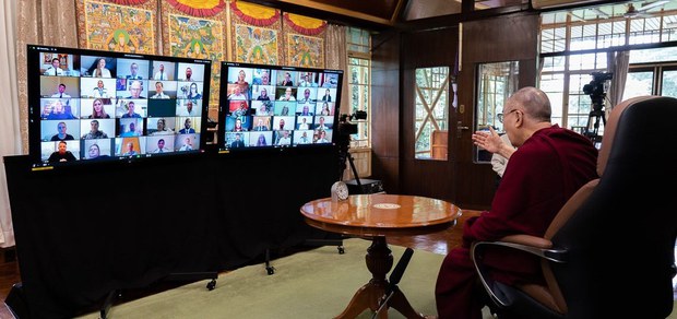 ༧གོང་ས་མཆོག་གིས་ཕོ་བྲང་ནས་དྲ་ལམ་བརྒྱུད་བཀའ་སློབ་སྩལ་བཞིན་པ། ༢༠༢༠།༧།༨