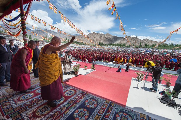 ༧གོང་ས་མཆོག་གིས་ལ་དྭགས་སུ་ཆོས་འབྲེལ་གསུངས་ཆོས་གནང་སྐབས། ༢༠༡༥།༧།༣༠