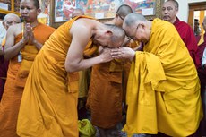 ༧གོང་ས་མཆོག་གིས་ཐེ་ལན་ཊའི་དགེ་འདུན་པ་ཁག་གཅིག་ལ་མཇལ་ཁ་གནང་བ། ༢༠༡༧།༦།༧།
