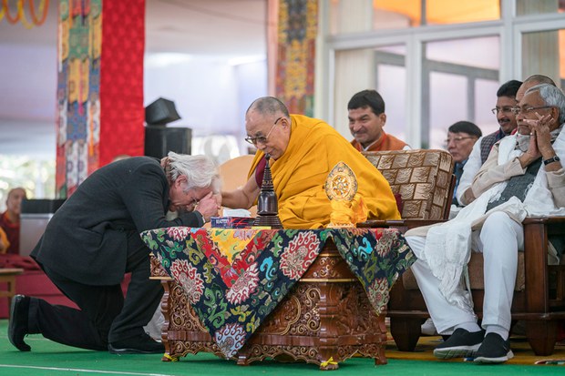 ཨ་རིའི་གློག་བརྙན་འཁྲབ་སྟོན་པ་གྲགས་ཅན་དང་བོད་དོན་རྒྱབ་སྐྱོར་བ་སྐུ་ཞབས་རི་ཆཌ་གྷིཧར་ལགས་༧གོང་ས་མཆོག་དུས་དབང་གནང་སྐབས། ༢༠༡༧།༡།༡༤ ཨ་རིའི་གློག་བརྙན་འཁྲབ་སྟོན་པ་གྲགས་ཅན་དང་བོད་དོན་རྒྱབ་སྐྱོར་བ་སྐུ་ཞབས་རི་ཆཌ་གྷིཧར་ལགས་༧གོང་ས་མཆོག་དུས་དབང་གནང་སྐབས། ༢༠༡༧།༡།༡༤