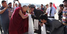 ༧གོང་ས་མཆོག་ལ་དྭགས་སུ་ཞབས་སོར་འཁོད་བཞིན་པ། ༢༠༡༤།༧།༡༧
